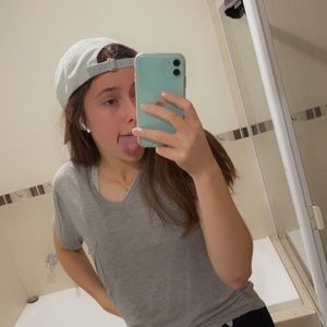 Meet your Posher, Larissa